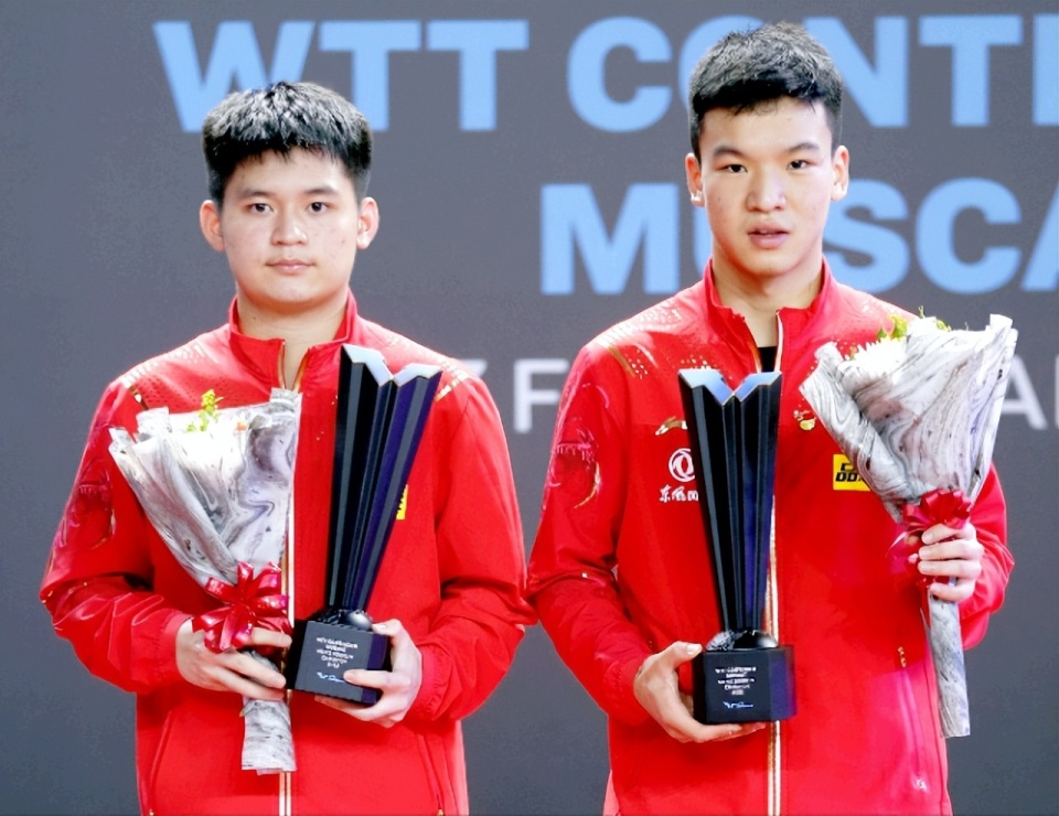  佩洛西连续跪了8分46秒 